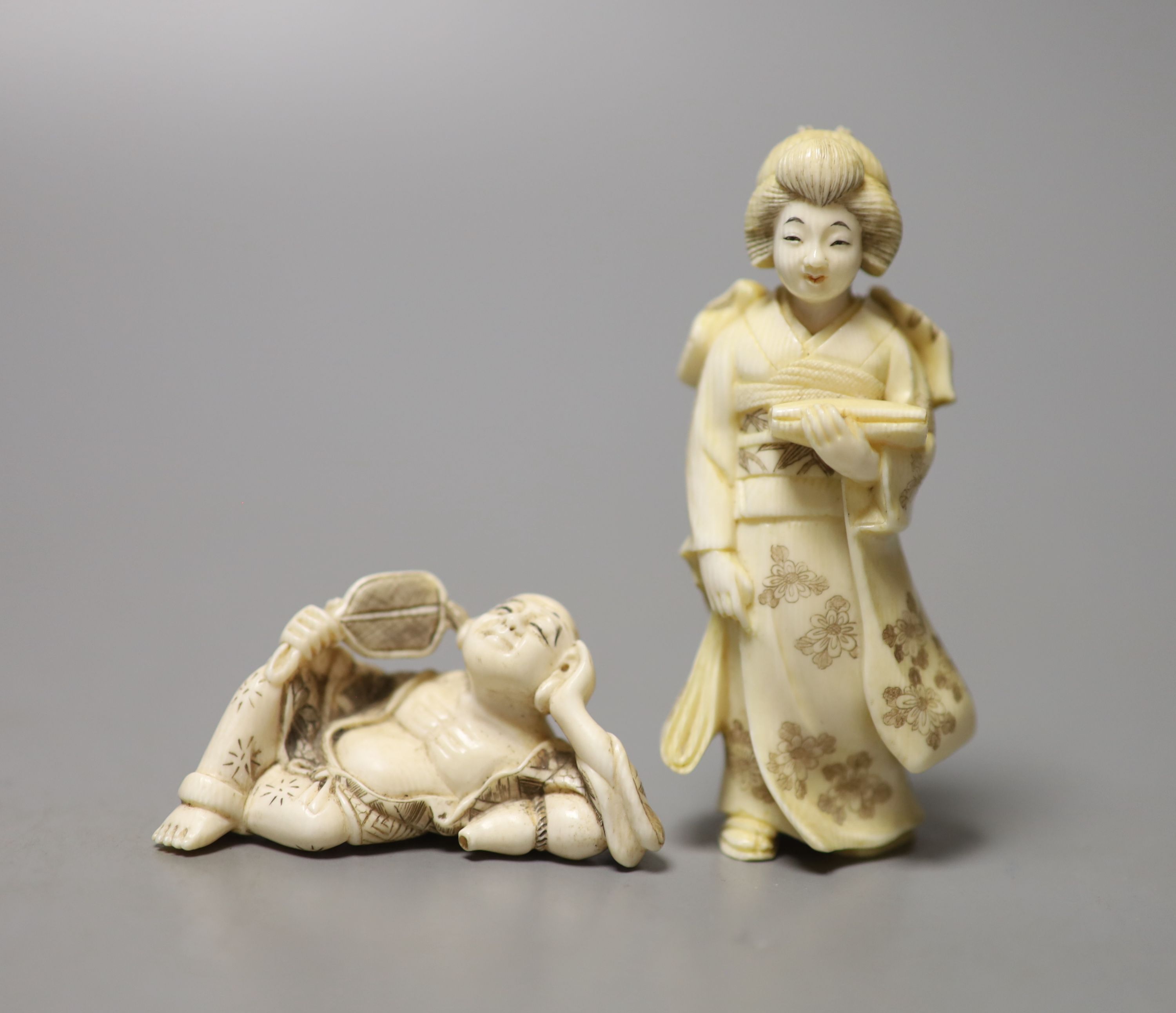 A Japanese ivory figure of a bijin and an ivory netsuke of Hotei, early 20th century, okimono 8cm high